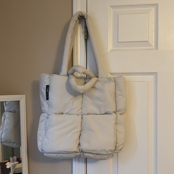 UNCG UNC Greensboro White Puffer Tote - Magnetic Clasp - Picture 3 of 8